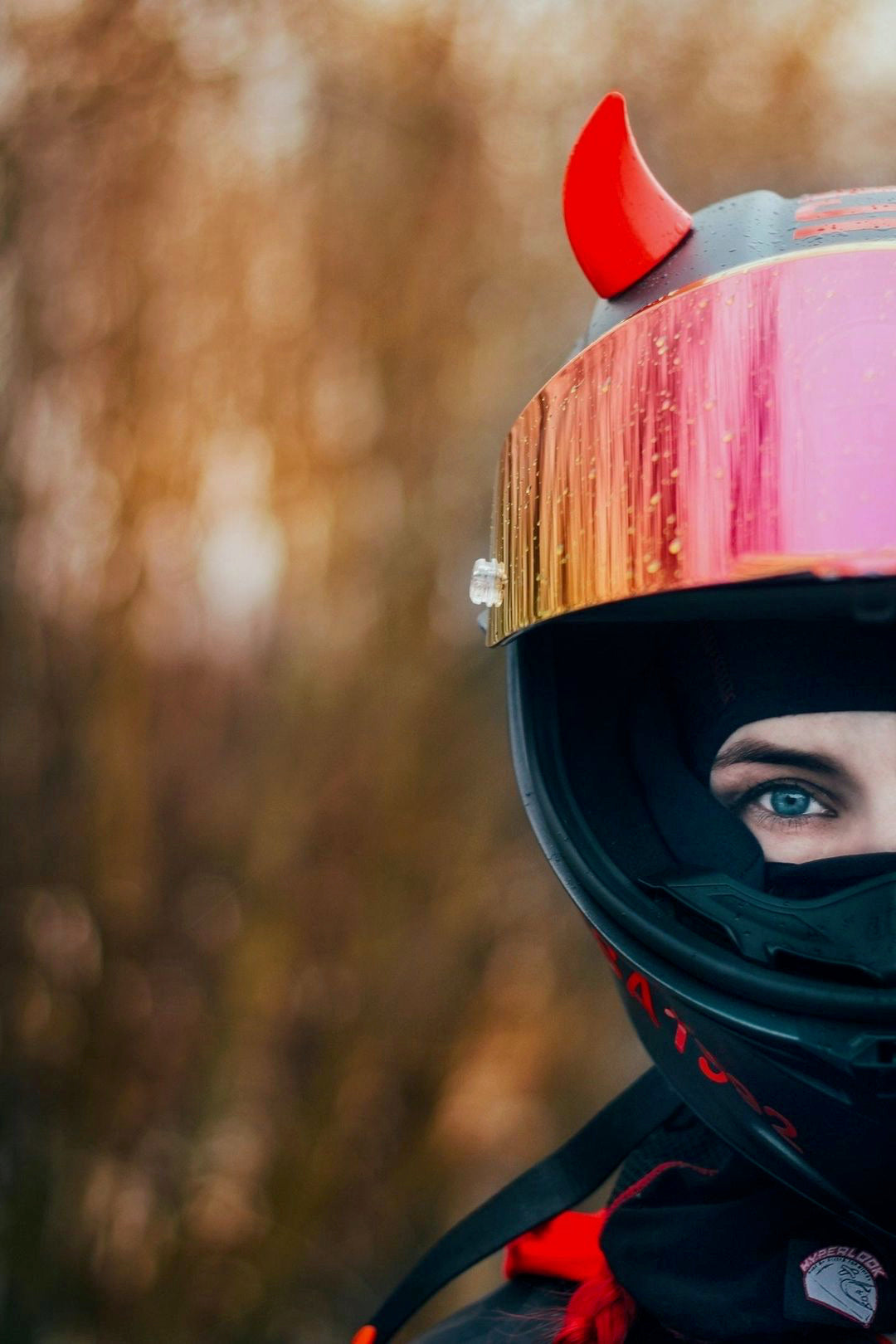Motorcycle helmet with small red devil horns