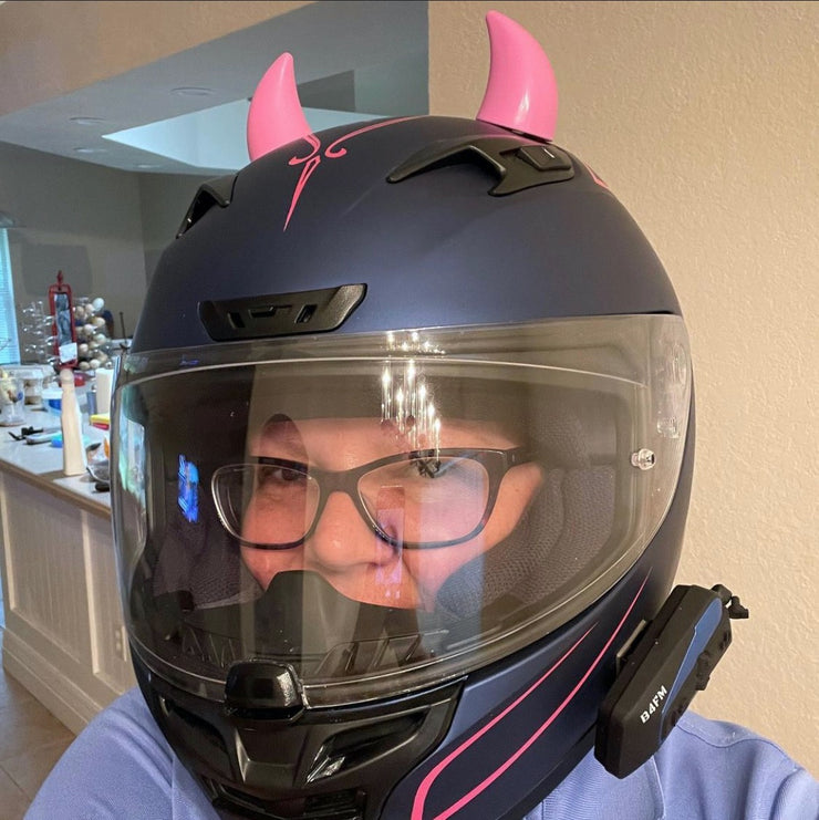 Motorcycle helmet with small pink devil horns